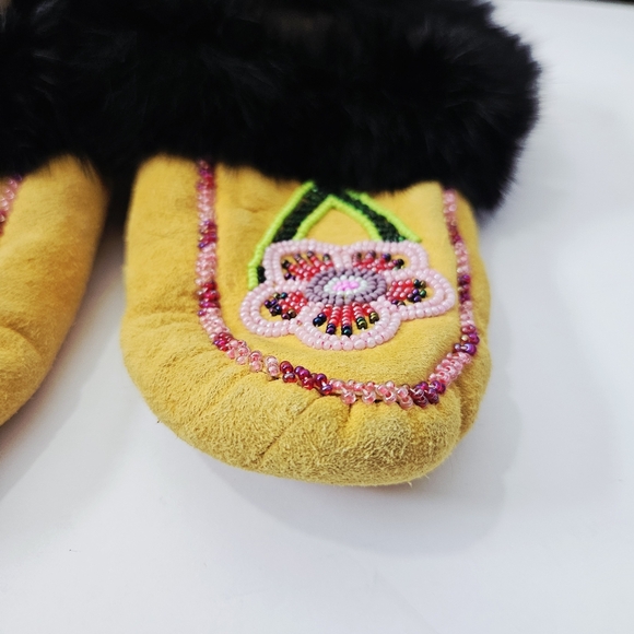 Vintage Handmade Moccasins Beaded Leather Fur Trimmed Indigenous Canadiana - Picture 5 of 6